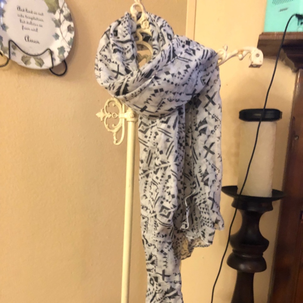 Black and white patterned scarf
